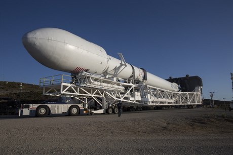 Raketa Falcon 9 se pipravuje na start.
