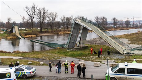 Lávka v praské Troji se zítila 2. prosince 2017.