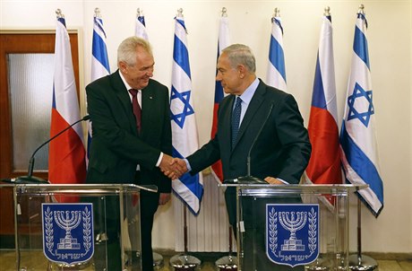 Milo Zeman si na archivním snímku z roku 2013 potásá rukou s premiérem Izraele Benjaminem Netanjahuem.