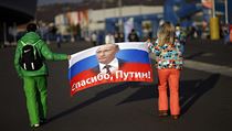 Rut fanouci s vlajkou s podobiznou prezidenta Vladimira Putina a dkovnm...