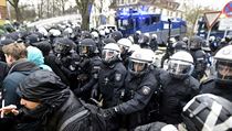 Nmeck policie zashla proti demonstrantm.