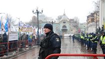 Policie kontrolujc povstn v Kyjev veden Michailem Saakavilem.