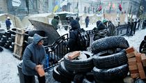 Demonstranti u provizorního stanového městečka staví barikády.