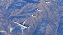 Bombardr B1-B pelt v doprovodu sthaek F-16 a F-15 nad Korejskm...