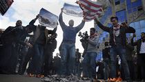 Palestinci pl plakty s vytitnou americkou vlajkou na protest proti uznn...