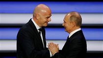 Dva prezidenti: Gianni Infantino z FIFA a Vladimir Putin z pořadatelské země...