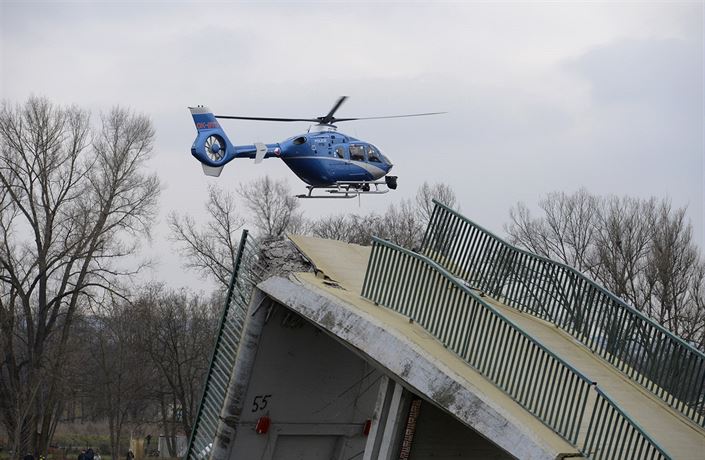 U Trojského zámku v Praze se 2. prosince odpoledne z�ítila do Vltavy betonová...
