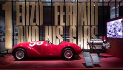 Mezi klíovými exponáty je i pesná replika vbec prvního vozu Ferrari 125 S
