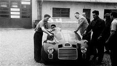 Enzo Ferrari s týmem a s automobilem 125 S na dvoe továrny Ferrari.