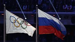 Ruská vlajka vedle té olympijské pi zahájení her v Soi 2014.
