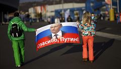Rutí fanouci s vlajkou s podobiznou prezidenta Vladimira Putina a dkovným...