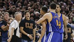 Stephen Curry se roz�iluje na rozhod�ího.