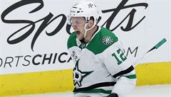 Radek Faksa slaví vítzný gól v zápase Dallas Stars proti Chicago Blackhawks.