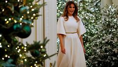Jeden z vánoních stromk zdobí i oficiální vánoní ozdoba rodiny Trumpových,...