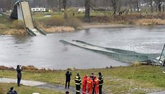 U Trojského zámku v Praze se 2. prosince odpoledne zítila do Vltavy betonová...