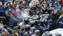 Policie pouila proti demonstrantm slzný plyn.