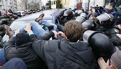 Pívrenci Saakaviliho se snaili zablokovat policejní auto, které gruzínského...