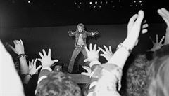 Francouzský rockový zpvák Johnny Hallyday na koncert v roce 1971.