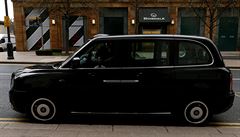 V Londýně začaly jezdit první tradiční černé taxíky na elektřinu