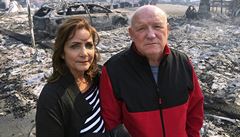 Linda a John Keaslerovi stojí ped ruinami svého domu znieného poárem.