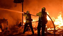 S poárem v Kalifornii bojují stovky hasi.