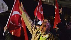 Lidé protestující v Ankae s vlajkami Turecka.