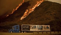 Plameny poáru u dálnice 101 v Kalifornii.
