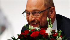 Martin Schulz obdarován kytkou po jeho znovuzvolení do ela strany.
