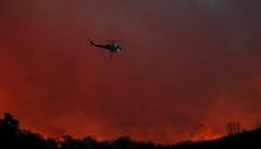 Helikoptéra hasící poár v Bonsall, Kalifornie