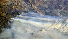 Souasné poáry jsou ji druhým devastujícím náporem ohn v Kalifornii od íjna.