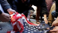 Lidé se shromaovali ped ambasádami USA a pálili americké vlajky a portréty...