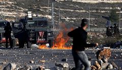 Protestující Palestinci házeli na izraelské ozbrojené sloky kameny a zapálené...