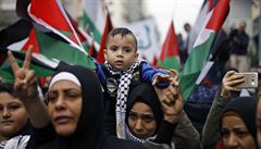 V libanonském Bejrútu pily vyjádit solidaritu s Palestinci i matky s dtmi.