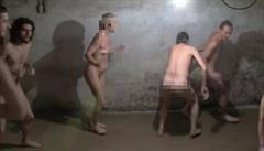 Kontroverzní video s nahou hrou na babu v plynové komoe.