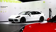 Porsche pedvádí novou hybridní verzi svého luxusního vozu Panamera Turbo.