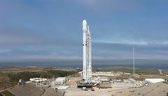 Raketa Falcon 9 se chystá na start.