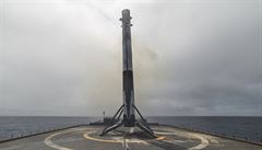 První stupe rakety Falcon 9 po pistání na lo.
