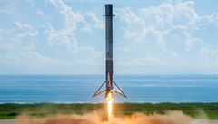 Pistávající první stupe rakety Falcon 9