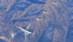 Bombardér B1-B pelétá v doprovodu stíhaek F-16 a F-15 nad Korejským...
