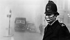 Policista s roukou bhem Londýnského smogu 1952.