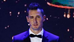 Bývalý nmecký kanonýr Miroslav Klose s trofejí pro mistra svta.