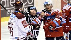 Zleva Richard Jarek ze Sparty a Jan otka z Pardubic.