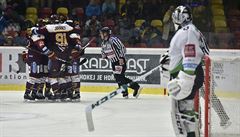 Radost jihlavských hrá�� z druhého gólu, vpravo je branká� Mladé Boleslavi Jan...