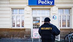 Zakuklenci i ‚smažky‘ z Prahy. Pár rodin udělalo z Peček drogovou baštu, policie s nimi roky bojuje