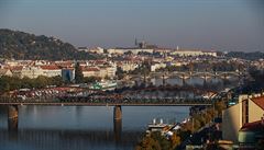 elezniní most v Praze,v pozadí Praský hrad.