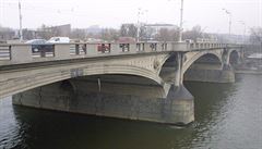 Správa komunikací o víkendu  kontrolně měří statiku Hlávkova mostu. Bude neprůjezdný