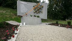 Památník obtem elezniního netstí u Studénky z roku 2008.