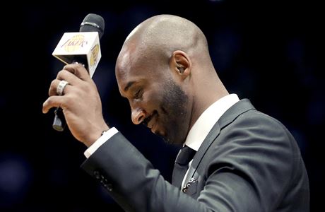 Kobe Bryant pi slavnostnm ceremonilu, kdy byly ke stropu Staples Center...