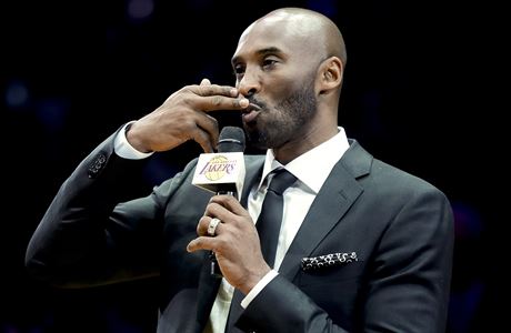 Kobe Bryant pi slavnostním ceremoniálu, kdy byly ke stropu Staples Center...