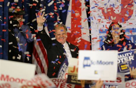 Ve volbách do Senátu USA v Alabam zvítzil demokrat Doug Jones.